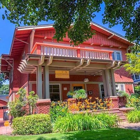 Lady Geneva Bed & Breakfast Medford Exterior photo