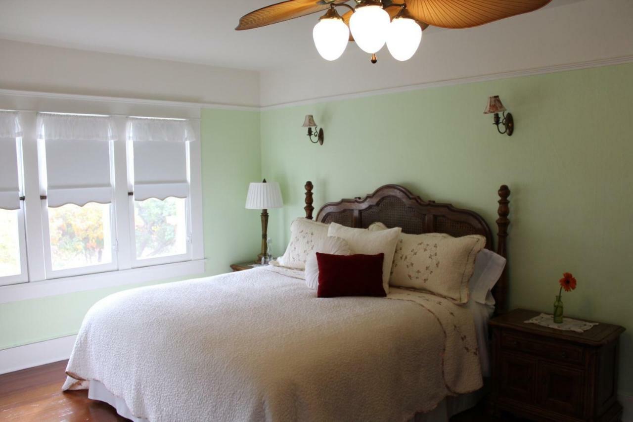 Lady Geneva Bed & Breakfast Medford Exterior photo